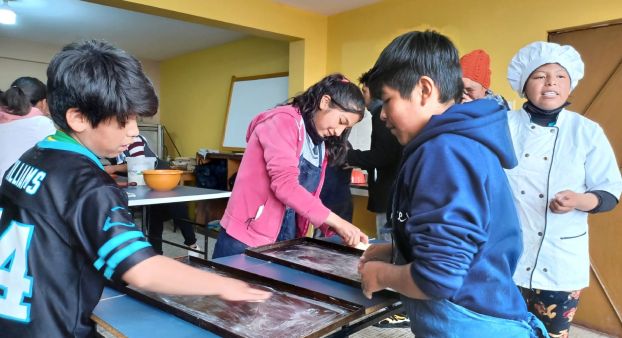 In La Paz und El Alto, Bolivien, gibt das Projekt „Wiphala“ arbeitenden Kindern und Jugendlichen eine Chance, ihre Zukunft selbstbestimmt und würdevoll zu gestalten. Mit Bildung, sozialer Unterstützung und einem liebevollen Zuhause bietet die Initiative Perspektiven für ein Leben jenseits von Armut und Ausbeutung.