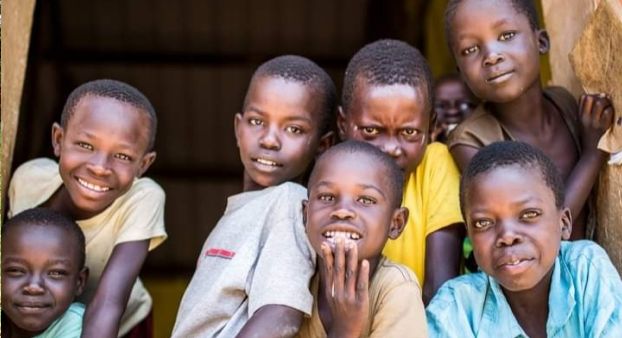 Bildung als Schlüssel zur Zukunft: In Buwooya, Uganda, entsteht mit dem Bau der St. Francis de Sales Vorschule und Grundschule ein Hoffnungsträger für Kinder aus wirtschaftlich benachteiligten Familien. Durch die Bereitstellung von hochwertiger Bildung soll dieses Projekt nicht nur individuelle Perspektiven eröffnen, sondern auch die gesamte Gemeinschaft nachhaltig stärken.