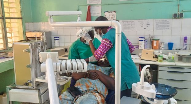 Das Medizinische Zentrum Notre Dame de la Miséricorde in Bam, Burkina Faso, benötigt dringend ein neues Allzweckfahrzeug, um den Transport von Medikamenten, medizinischem Personal und Gütern sicherzustellen. Dieses Projekt trägt dazu bei, die Gesundheitsversorgung von jährlich über 34.000 Patienten zu gewährleisten.