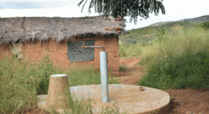 Brunnenanlage vor einem Wohnhaus im Dorf Chiguliro in Malawi