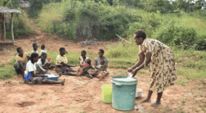 Frauen aus Chiguliro sammeln Wasser und unterst&uuml;tzen sich gegenseitig