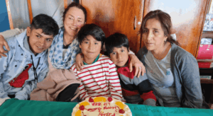 Kinder und Betreuerinnen verbringen gemeinsame Zeit im Casa Wiphala in Bolivien.