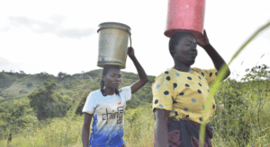 Frauen tragen Wasserbeh&auml;lter &uuml;ber lange Wege in l&auml;ndlichen Regionen Malawis