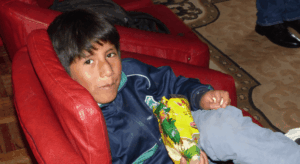 Ein Junge im Casa Wiphala in Bolivien erh&auml;lt Geborgenheit und t&auml;gliche Unterst&uuml;tzung.