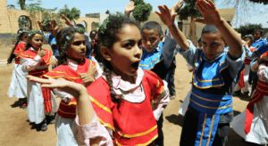 kinder-beim-traditionellen-tanz-oberaegypten Kinder nehmen an einer Tanzvorführung an der AUEED-Schule in Oberägypten teil.