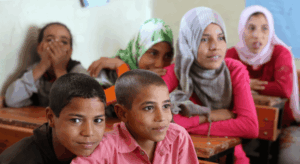 kinder-im-unterricht-aueed-schule-oberaegypten Kinder verfolgen aufmerksam den Unterricht in einer AUEED-Schule in Oberägypten.