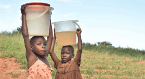 Zwei Kinder tragen Wasserbeh&auml;lter mit verschmutztem Wasser in Malawi