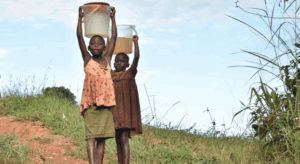 Zwei M&auml;dchen tragen Wasserbeh&auml;lter auf dem Kopf in Chiguliro