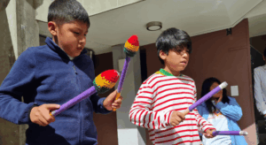 Kinder nehmen im Casa Wiphala in Bolivien an musikalischen Aktivit&auml;ten teil.