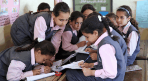 schuelerinnen-beim-lernen-aueed-schule-oberaegypten Schülerinnen lernen gemeinsam in einer Klasse der AUEED-Schule in Oberägypten.