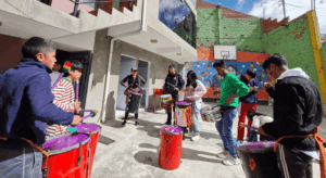 Kinder und Jugendliche musizieren gemeinsam im Innenhof von Casa Wiphala in La Paz.