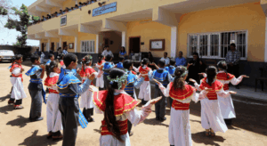 volkstanz-kinder-aueed-schule-el-nekheila Schülerinnen und Schüler führen einen traditionellen Tanz auf dem Schulhof der AUEED-Schule in El Nekheila auf.