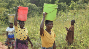 Frauen und Kinder transportieren Wasserbeh&auml;lter in Chiguliro