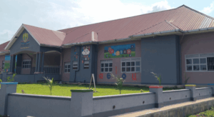fransalian-vorschule-buwooya-uganda Gebäude der Fransalian Vorschule in Buwooya mit Lernmotiven an der Fassade.
