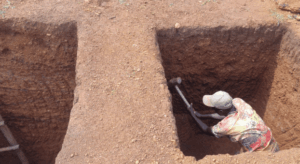 fundamentgrube-schulbau-buwooya-uganda Bauarbeiter hebt eine tiefe Fundamentgrube für die neue Fransalian Junior School in Buwooya aus.